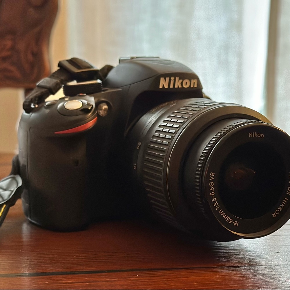 Nikon D3200 (DLSR) 18-55mm Lens - 64 gb SD card/ Portable Camera Stand Included